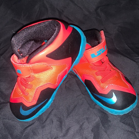 Nike LeBron Soldier Children's Toddler Size 6C - Picture 2 of 3
